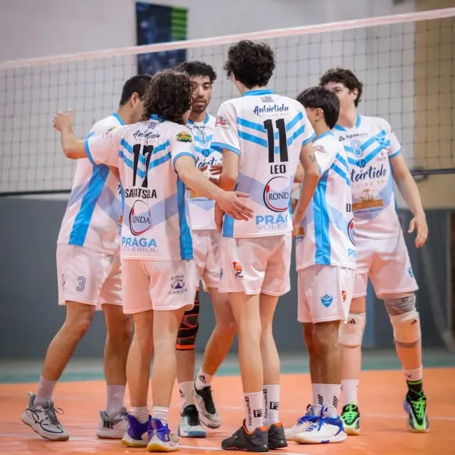 Equipo de Praga Vóley Masculino festejando un punto