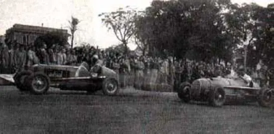 Autos de carrera en la rambla de Mercedes, 2 de mayo de 1948