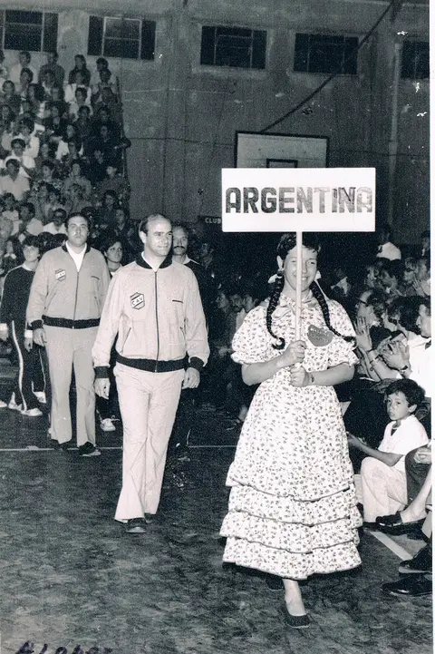Desfile inaugural de 1973: la delegación de Argentina