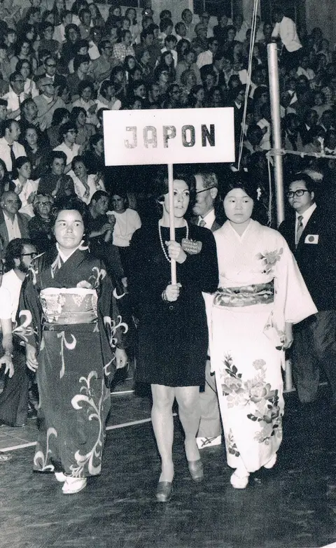 Desfile inaugural de 1973: la delegación de Japón con kimonos