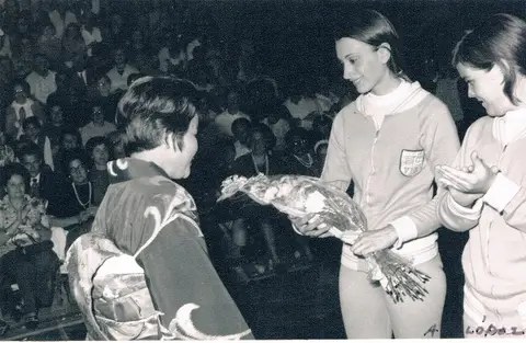 Saludo con flores entre delegaciones en el Mundial de 1973