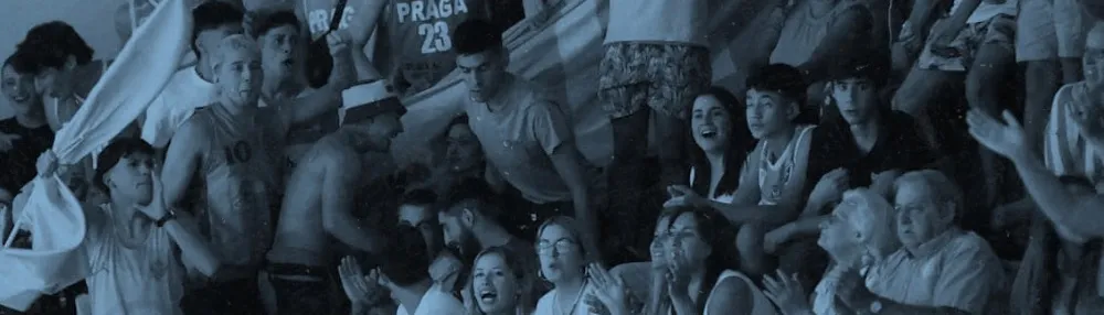 La hinchada celeste alentando en el gimnasio Alberto Della Santa